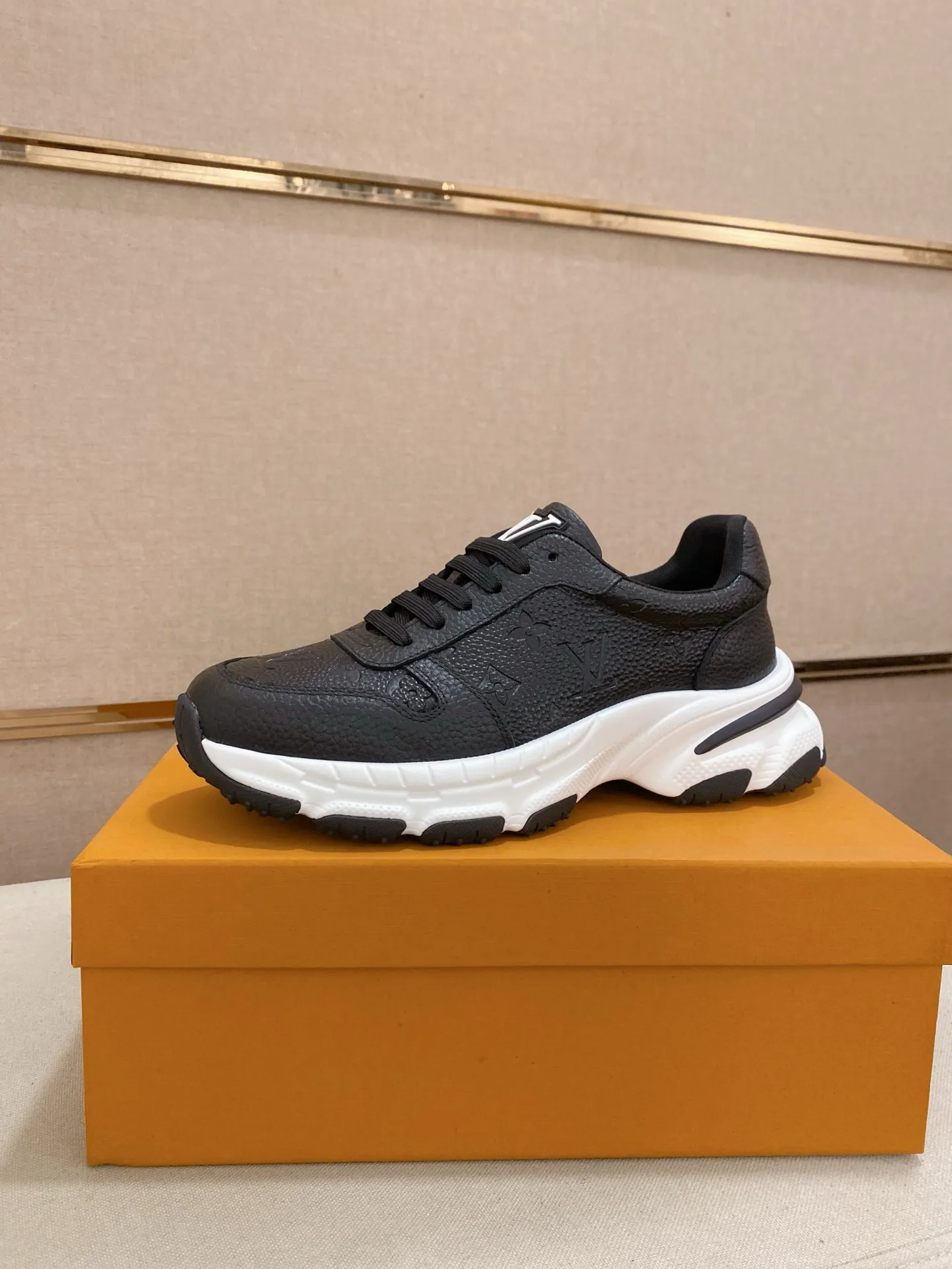 Men's shoes💰 442💰louis vuitton (Louis Vuitton/lv)🔍🔍The new counters are on sale at the same time. The uppers are imported from Italy. ⃣️Re-engraved🇮🇹💪💪, ⚠Sole: The original sole is specially provided by the original factory, the exclusive movable molded sole is super comfortable, ⚠Original and single goods 🔍high quality, you can enter and leave the counter at will, welcome to compare⚠. Code number: 38-44 (45/customized, non-refundable)